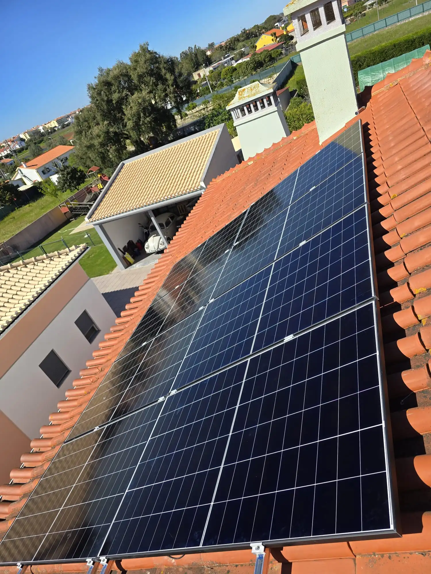 Instalação painéis solares - telhado residencial zona urbana