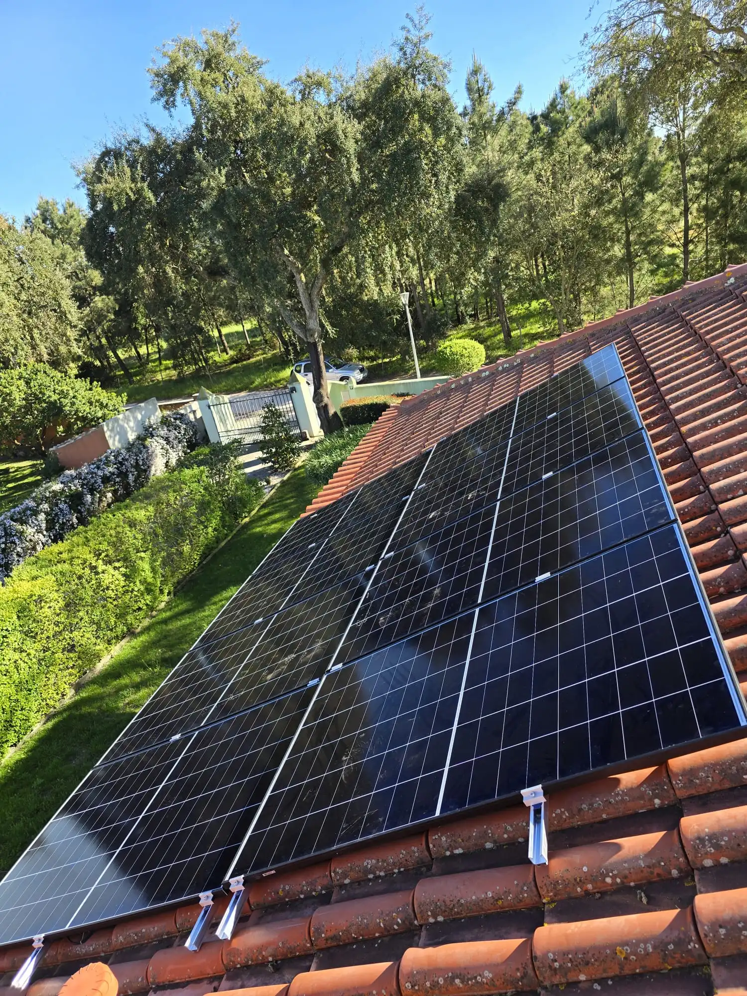 Instalação painéis solares - estacionamento coberto